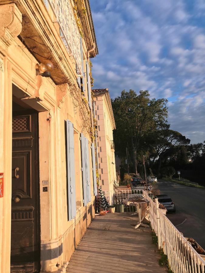 Les Volets Bleus Couette-café