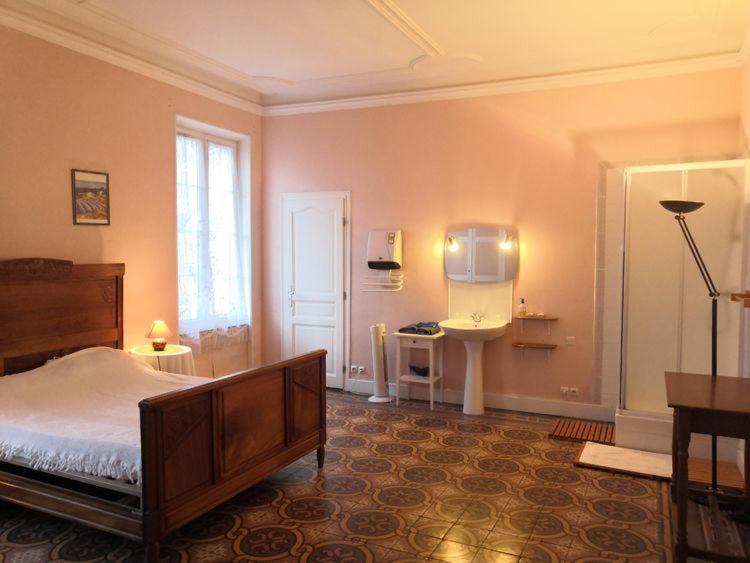 Couette-café Les Volets Bleus 3*